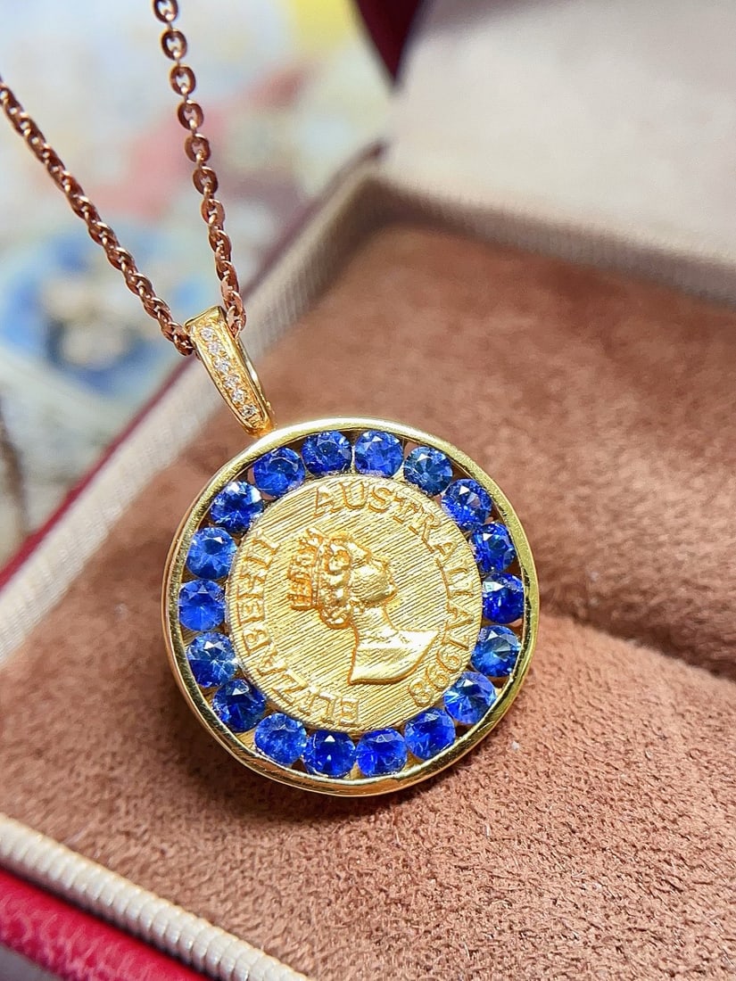 18K Gold Sapphire Pendant: This 18K Gold Sapphire Pendant exudes a sense of regal elegance with its royal blue hue, offering a breathtaking play of color and brilliance. The seamless bezel setting enhances the stone's natural