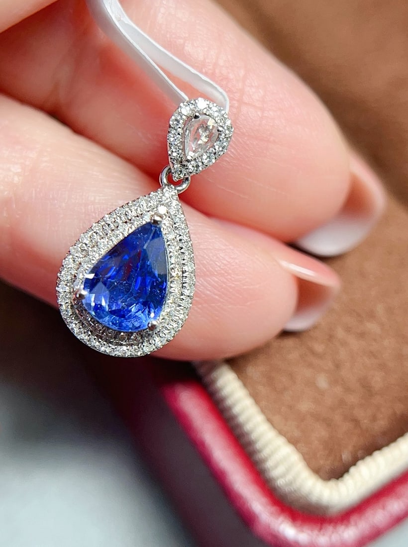 18K Gold Sapphire Pendant: This pendant is a testament to timeless elegance, crafted from luxurious 18K gold and featuring a captivating sapphire. The deep, cornflower blue hue of the sapphire is both rich and mesmerizing,