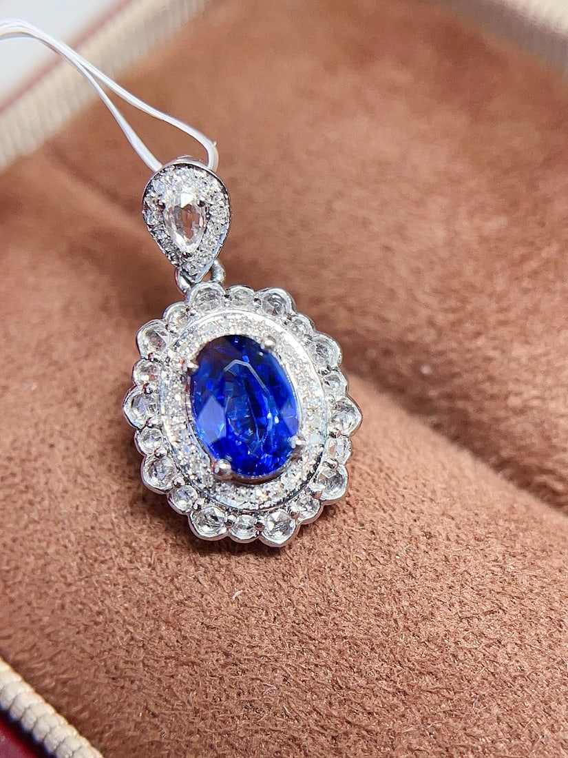 18K Gold Sapphire Pendant: This 18K Gold Sapphire Pendant is a masterpiece of elegance, featuring a royal blue sapphire that captivates with its glass-like clarity and dazzling brilliance. The sapphire, free from any