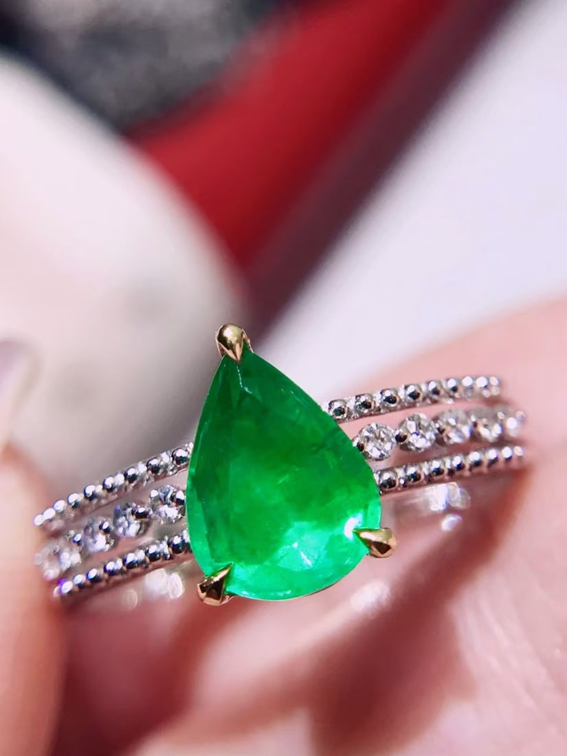 18K Gold Emerald Ring: This 18K Gold Emerald Ring captivates with its vivid green hue and remarkable high clarity, making it a truly exquisite piece. The emerald's brilliance is further enhanced by the excellent fire,