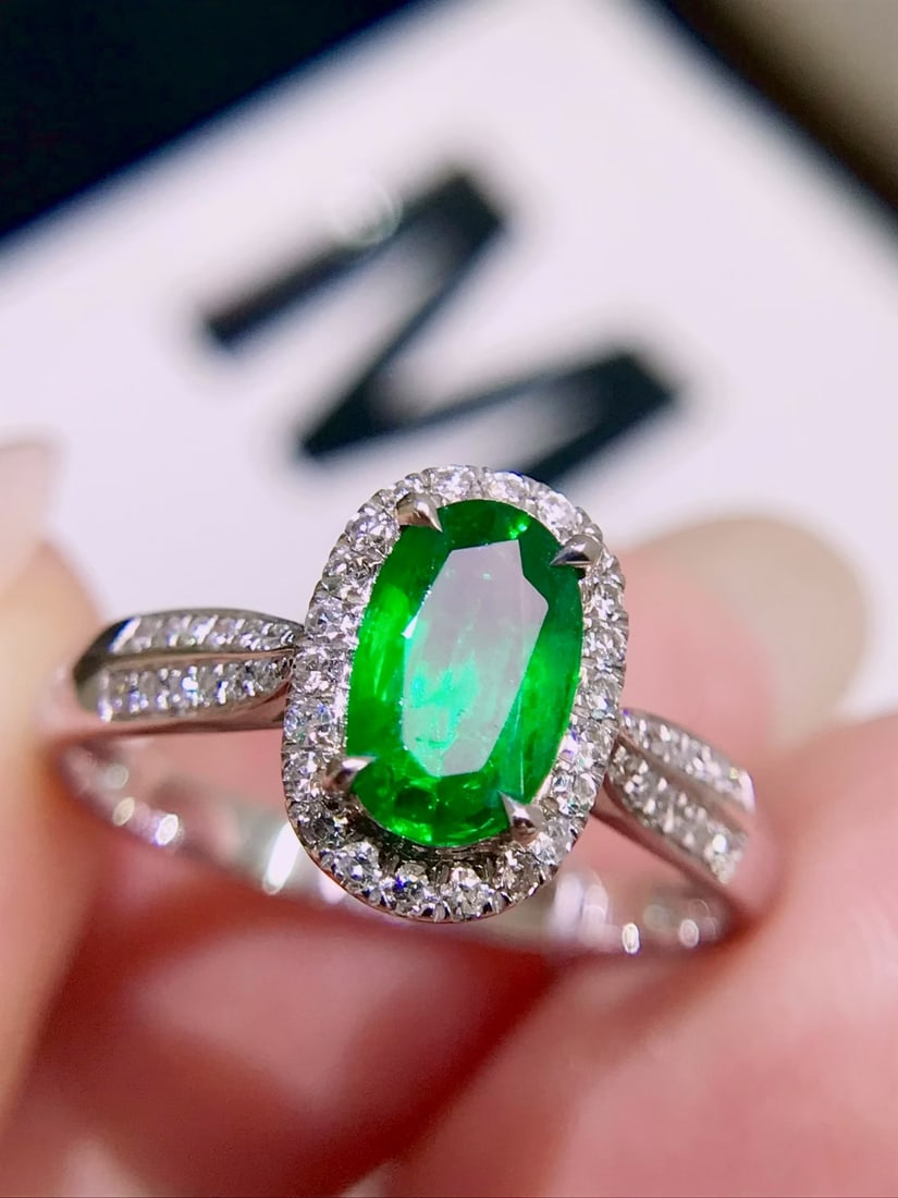 18K Gold Emerald Ring: This exquisite emerald ring captures the essence of sophistication with its vivid green hue and high clarity that radiates an eye-catching brilliance. The luxurious 18K gold setting perfectly
