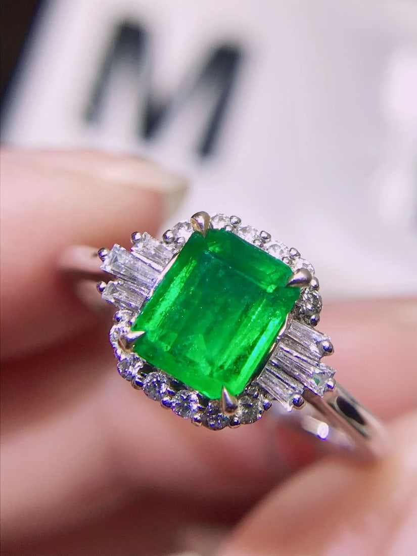 18K Gold Emerald Ring: This 18K Gold Emerald Ring captures the essence of elegance with its vibrant green hue and exceptional high clarity. The emerald, weighing 1 carat, is beautifully complemented by the brilliance of