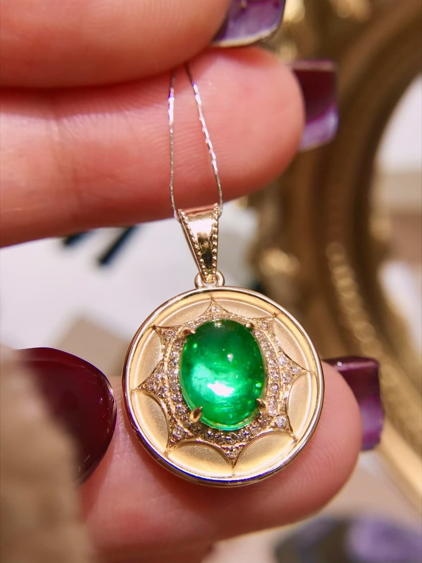 18K Gold Emerald Pendant: This pendant exudes a vibrant elegance, featuring a high-quality emerald that radiates a fresh and vivid green hue. The gemstone's remarkable fluorescence adds a sparkling charm, making it a radiant a