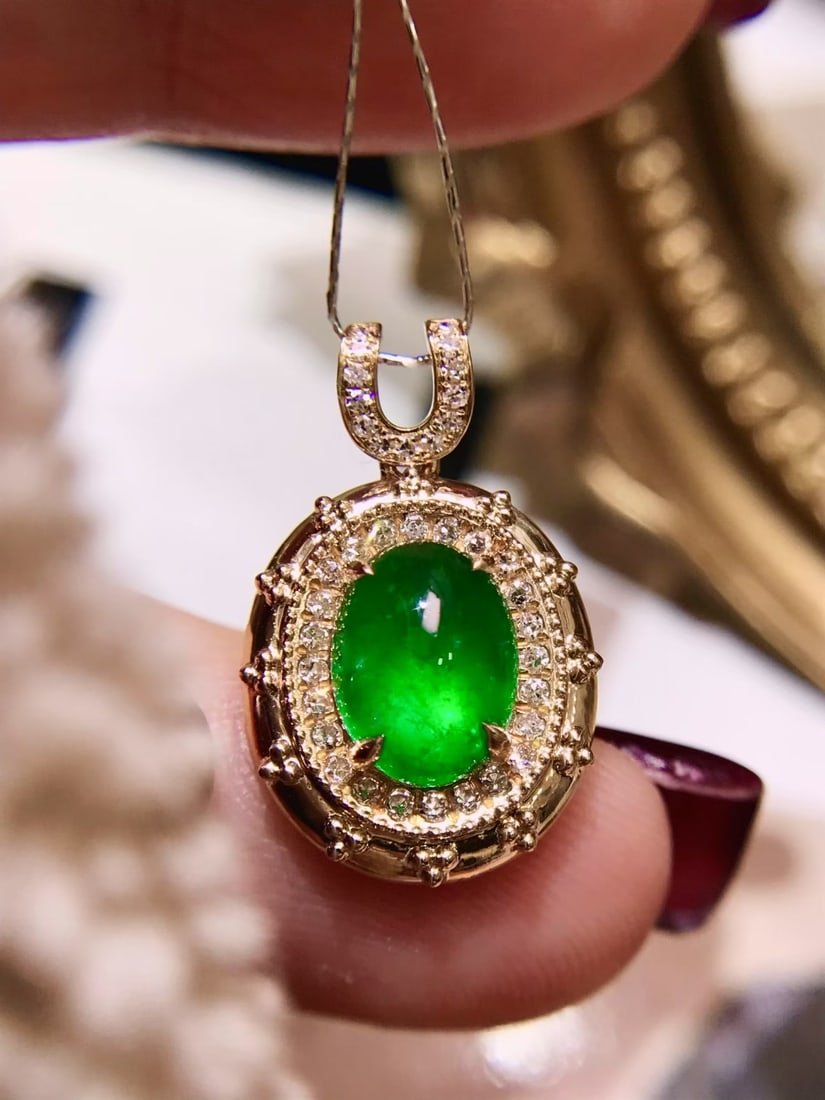 18K Gold Emerald Pendant: This pendant showcases a high-quality emerald that radiates a vivid green hue, exuding an exceptional brilliance with a hint of fluorescence. The emerald, weighing 1.8 carats, captures light beautiful
