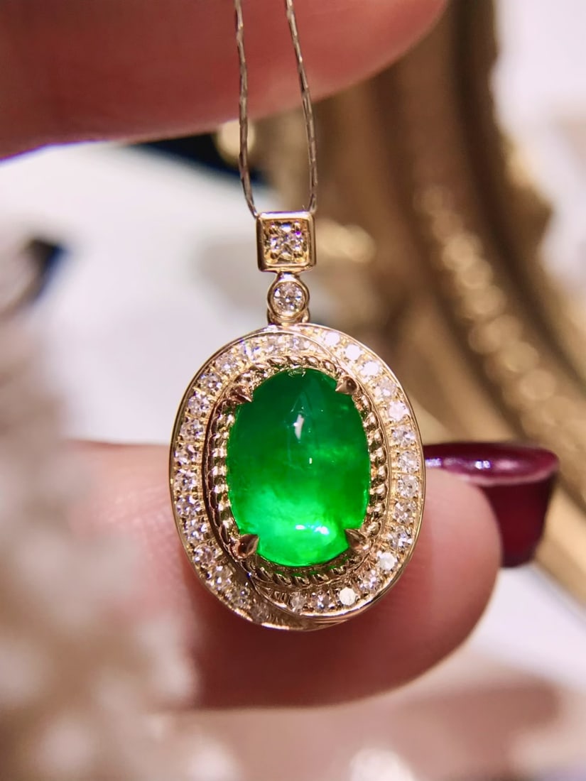 18K Gold Emerald Pendant: This pendant is a celebration of elegance and sophistication, featuring a high-quality emerald that weighs 1.7 carats. Its vivid green hue and exceptional fluorescence make it truly mesmerizing, akin
