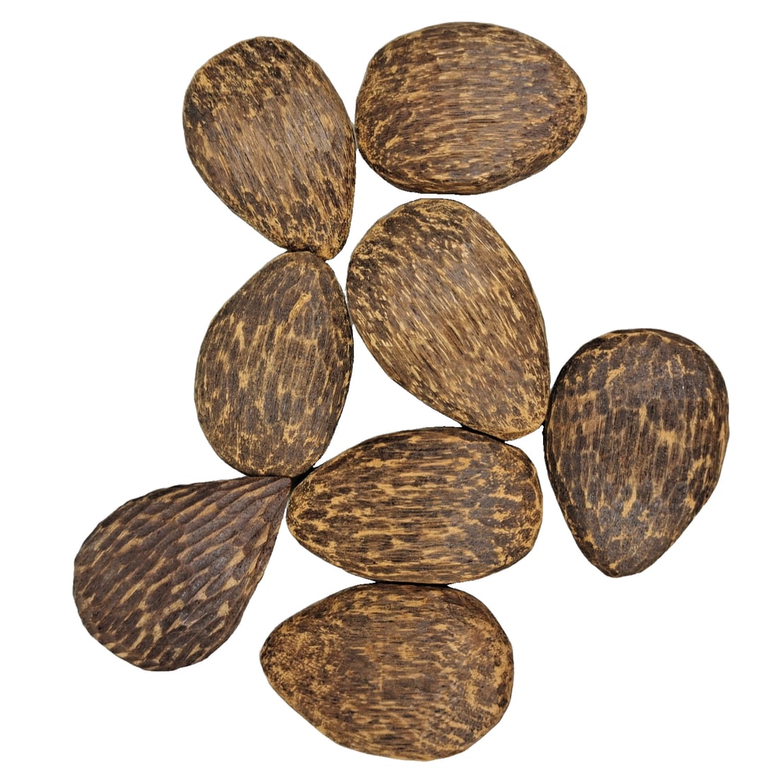 A box of 8 agarwood pendants.: A box of agarwood pendants, containing 8 pieces with a faint fragrance and good oiliness. The size of each agarwood pendant is about 5x4 centimeters. The total weight of 8 pieces in a box is 175