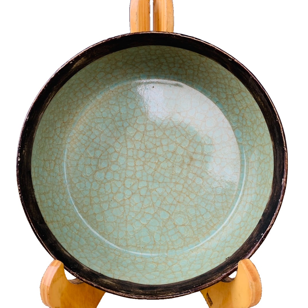 Song Ru kiln porcelain ice crack pen washer: This is a Song Dynasty Ru kiln porcelain brush washer, 5 centimeters in height and 16 centimeters in diameter, with a well-proportioned shape and smooth lines, suitable for holding writing brushes.