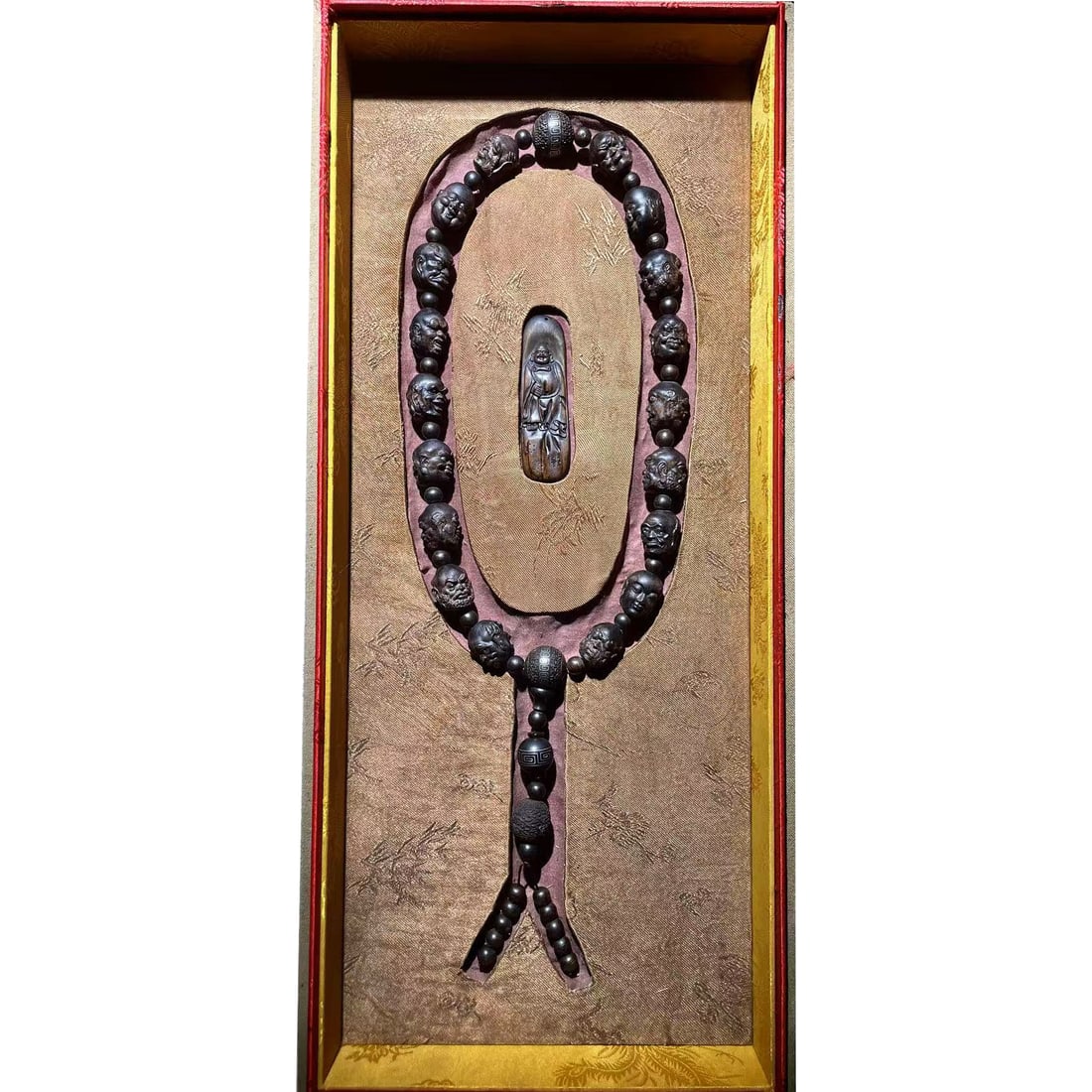 The old agarwood statue of the Eighteen Arhats is hand-carved.: Old Tibetan: A set of 18 Arhat beads made of aged agarwood, with a box of Buddha amulets, well-preserved and exuding a rich fragrance. Worth collecting. The beads are 2.0 centimeters in size and