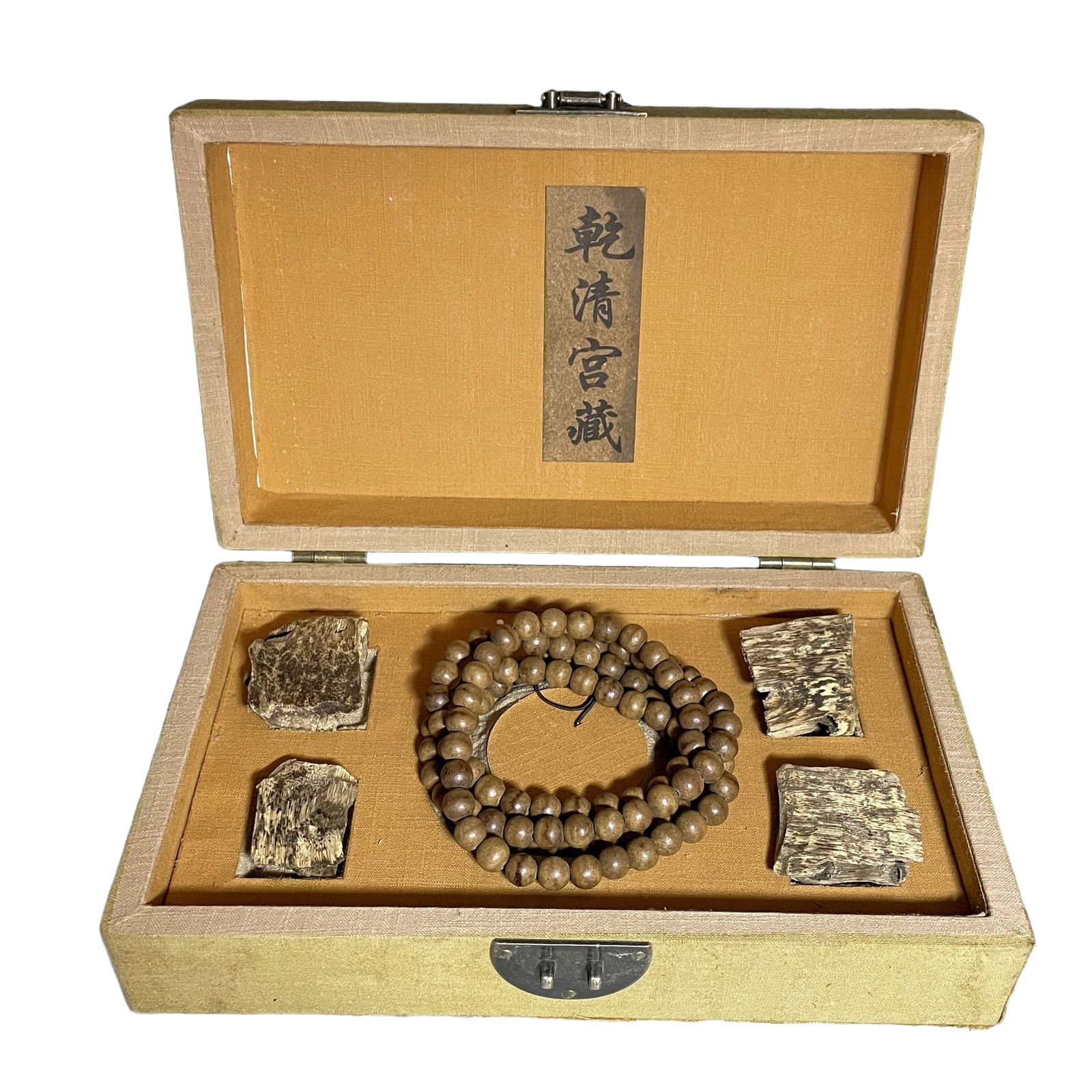 Agarwood Buddha bead necklace, with matching incense blocks.: Imperial court collection agarwood Buddha bead necklace and accompanying incense blocksBead diameter 1.0 centimeters, incense block 4×3 centimeters, net weight 50 grams