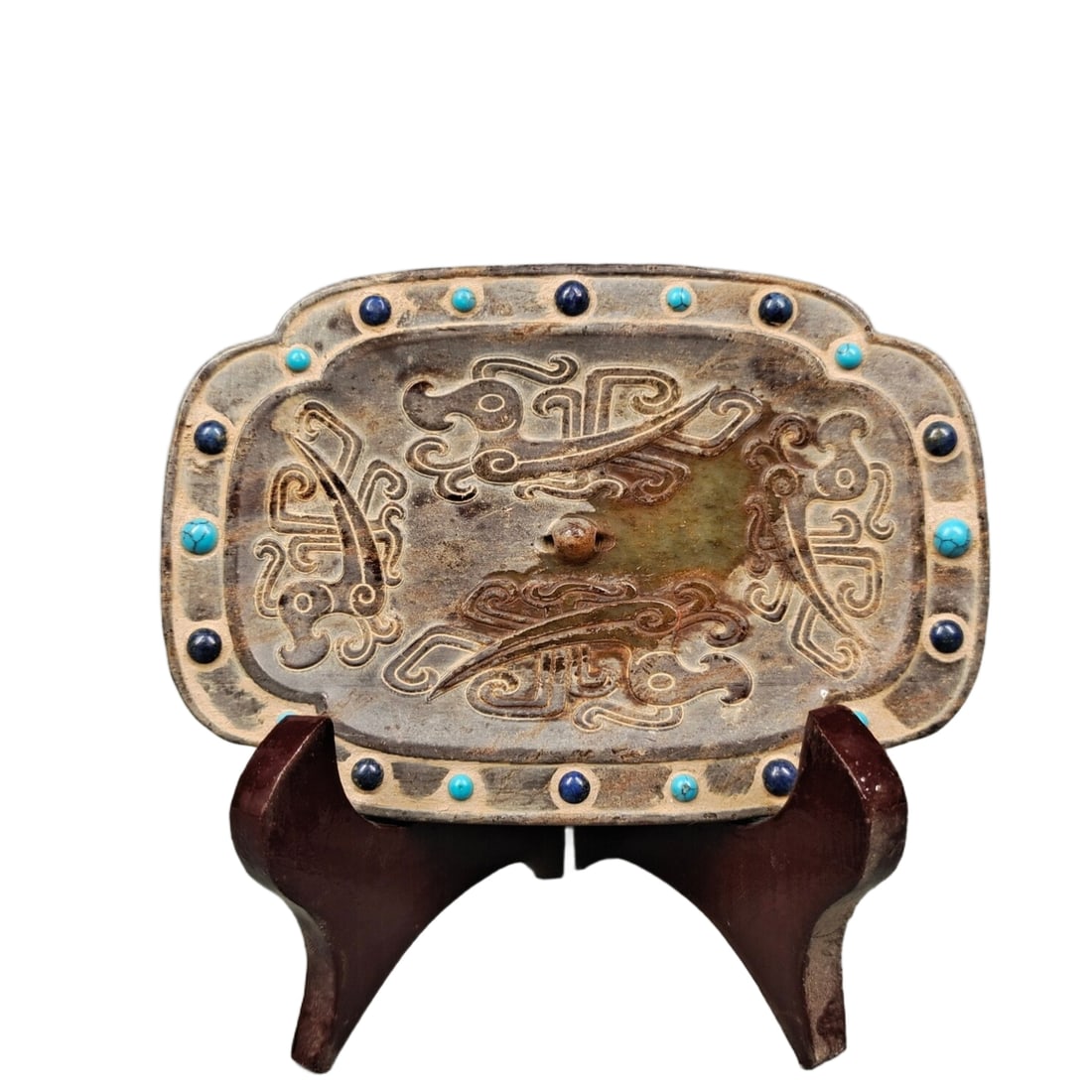 Antique jade inlaid with gemstones plate: Antique jade-inlaid gemstone plate, exquisite craftsmanship, rich patina, well-preserved, worthy of collection. Dimensions 12.5/8.5 cm, weight 187.7 grams.