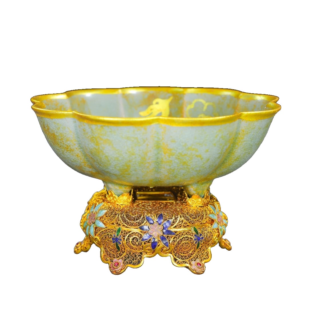CloisonnE enamel inlaid porcelain with gold-plated offering plate: A precious cloisonnE enamel inlaid porcelain plate, with a lotus petal-shaped design, elegant and unique, measuring 11cm in height, 17cm in width, and weighing 490 grams. It is well-balanced and stabl