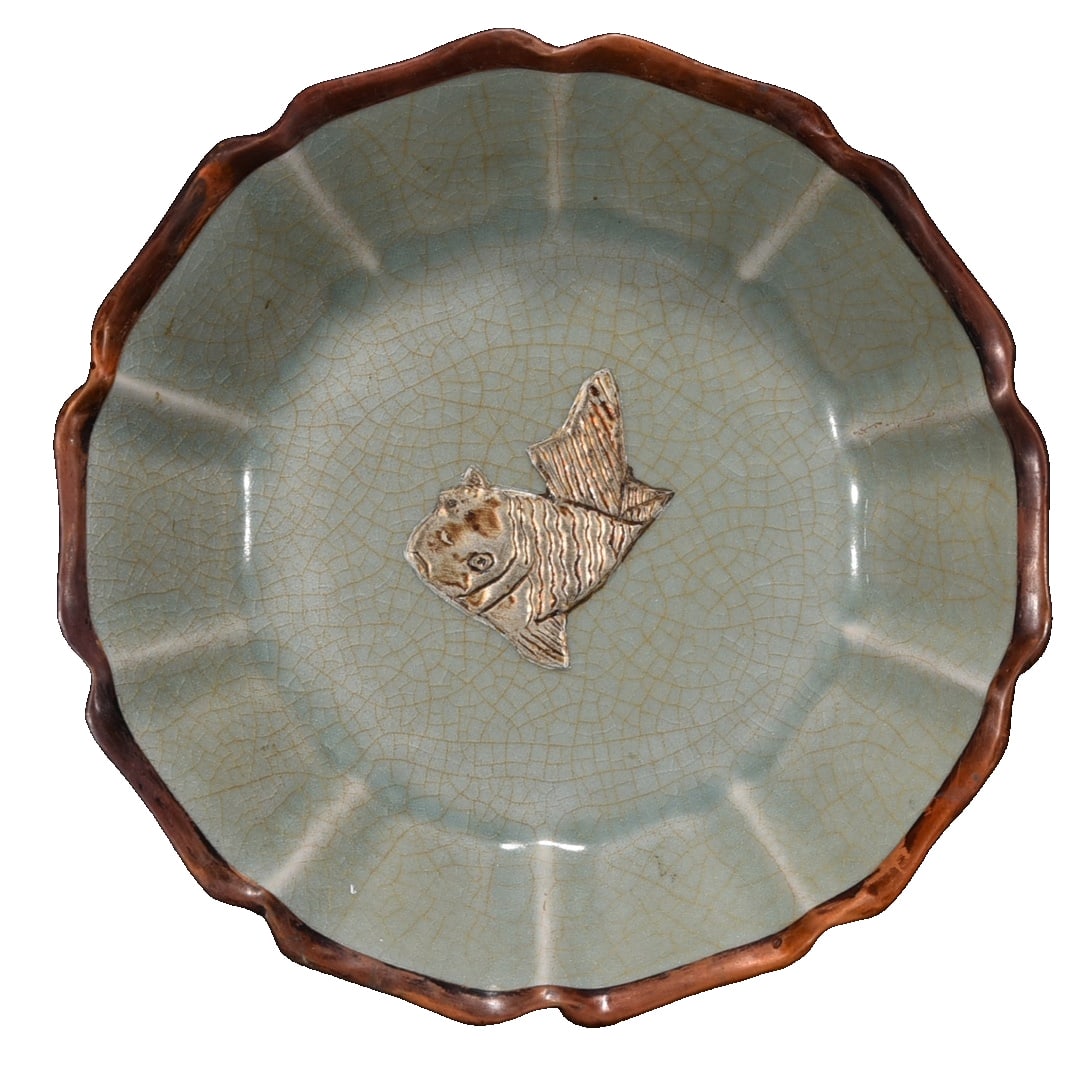 Song Ru kiln Ru porcelain silver-inlaid brush washer: This is a Song Dynasty Ru kiln silver-inlaid brush washer, with a well-proportioned shape, measuring 4 cm in height and 17.5 cm in diameter. The round body along the mouth forms an undulating edge res