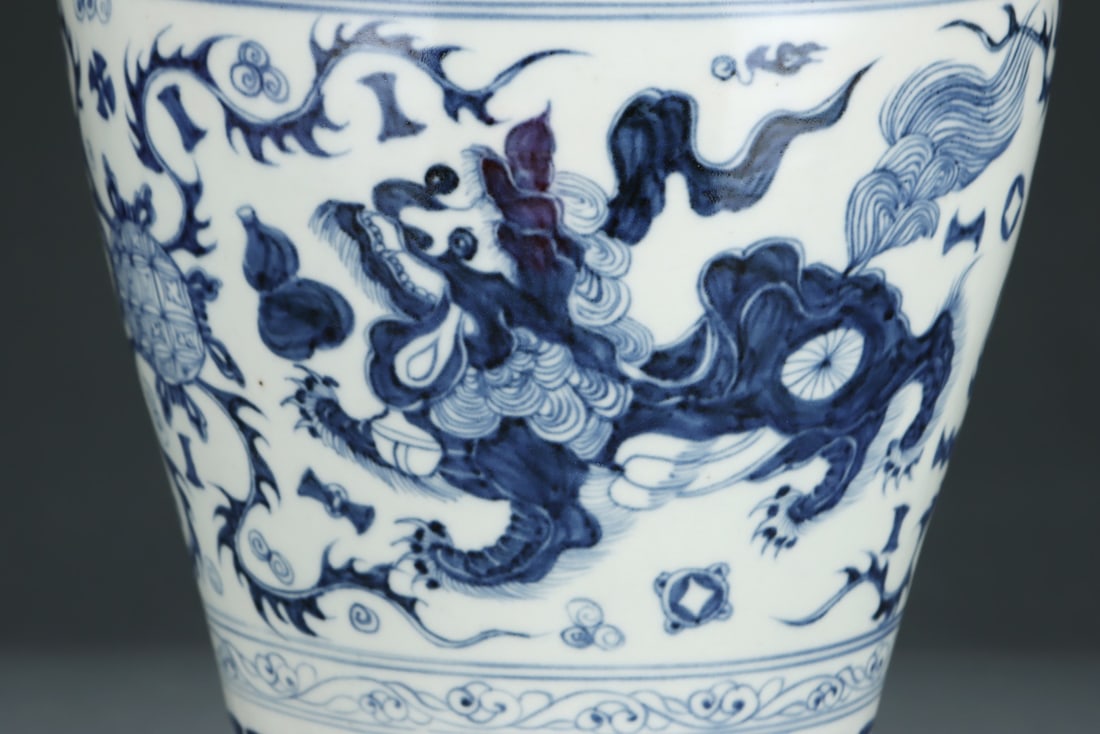 Yuan Dynasty blue and white meiping vase with intertwined lotus branches, lions, and embroidered - 7