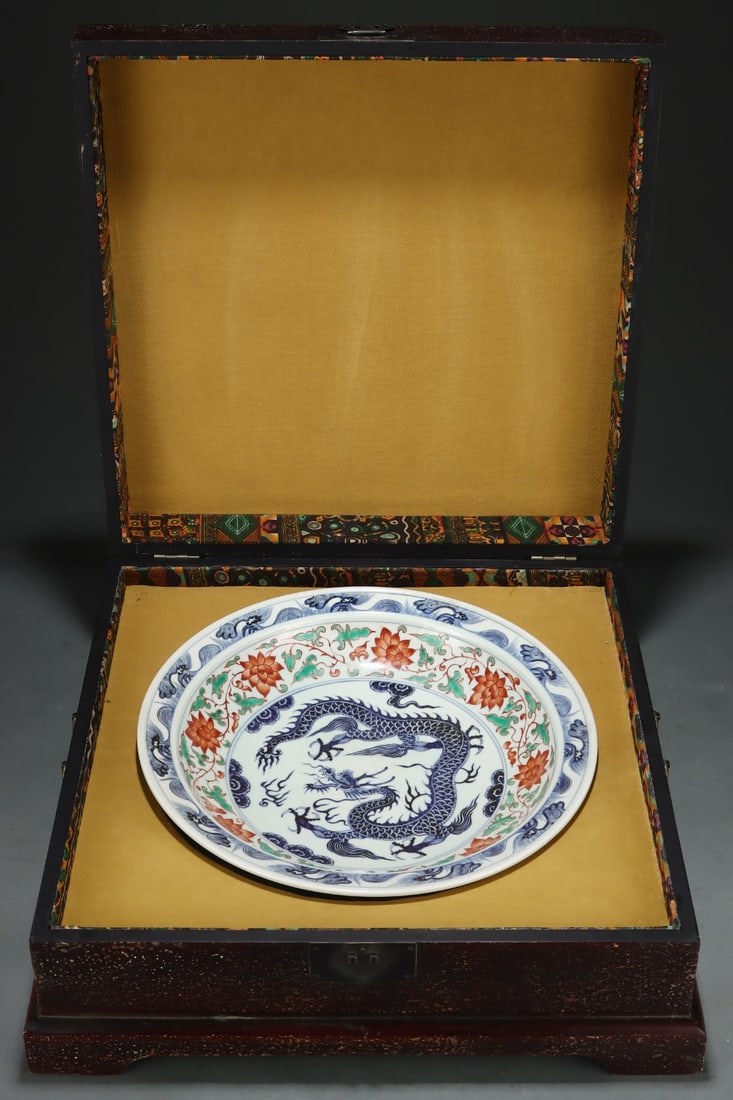 Yuan Dynasty blue and white porcelain plate with red and green color, decorated with intertwined - 2