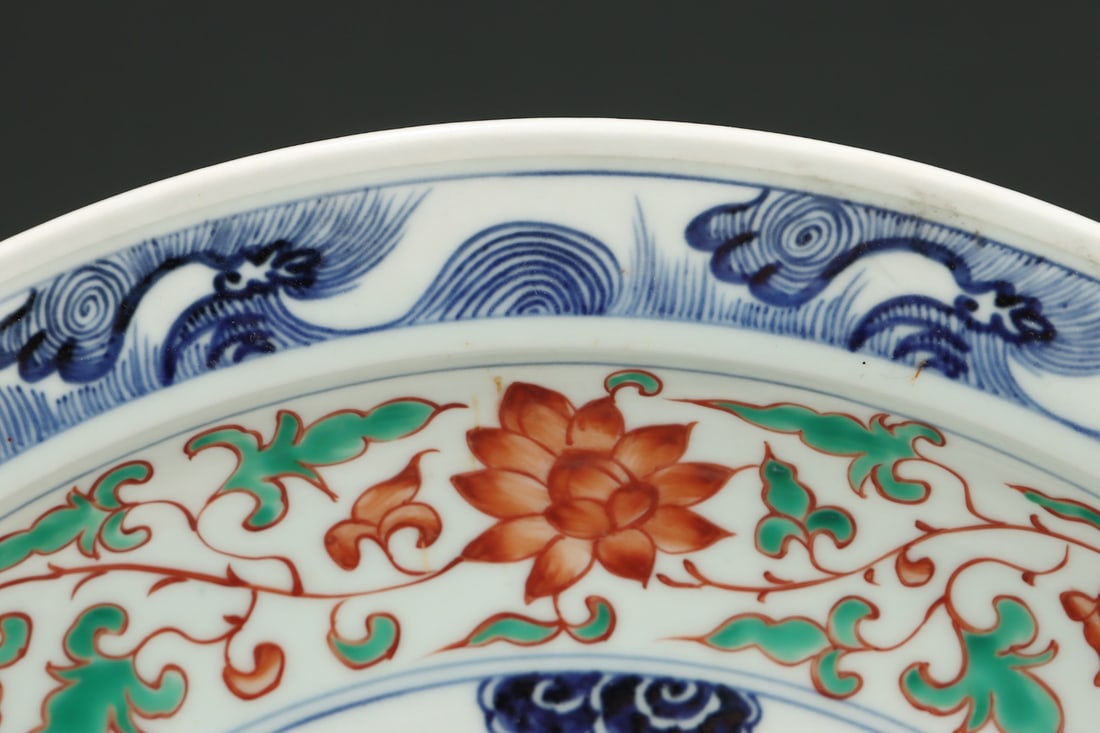 Yuan Dynasty blue and white porcelain plate with red and green color, decorated with intertwined - 5