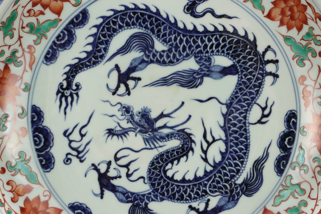 Yuan Dynasty blue and white porcelain plate with red and green color, decorated with intertwined - 6