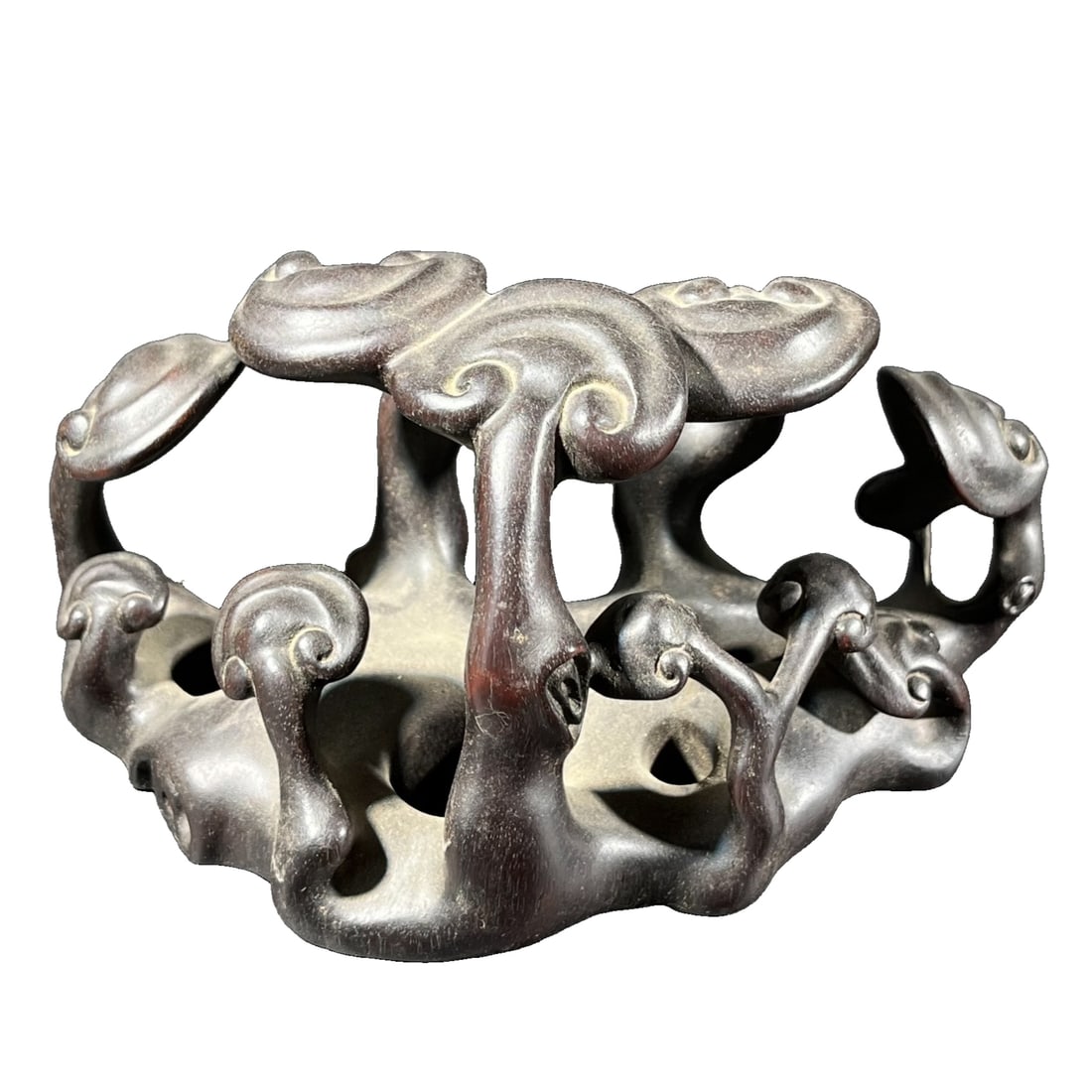 Purple Sandalwood Lingzhi Ornament: Purple sandalwood Lingzhi ornament, pure hand-carved, detailed craftsmanship, clear texture, exquisite workmanship, rich patina, good condition, size as shown in the picture.