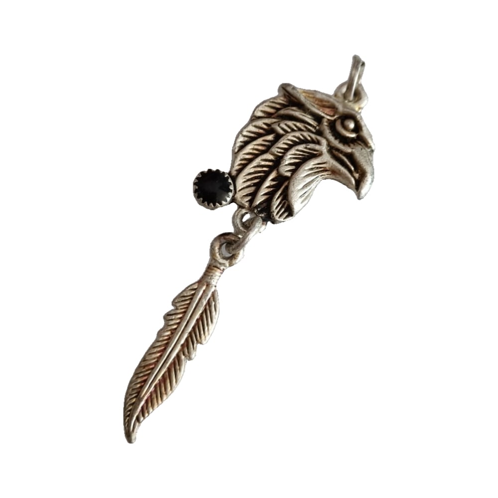 Qing Dynasty silver pendant: Qing Dynasty silver pendant, 5 cm long, 1.5 cm wide, weighing 4.7 grams.