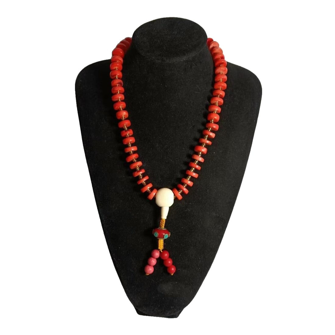 Red coral necklace: Red coral necklace, in perfect condition, with beads measuring 1.5 centimeters in diameter and a total length of 62 centimeters, weighing 136 grams.