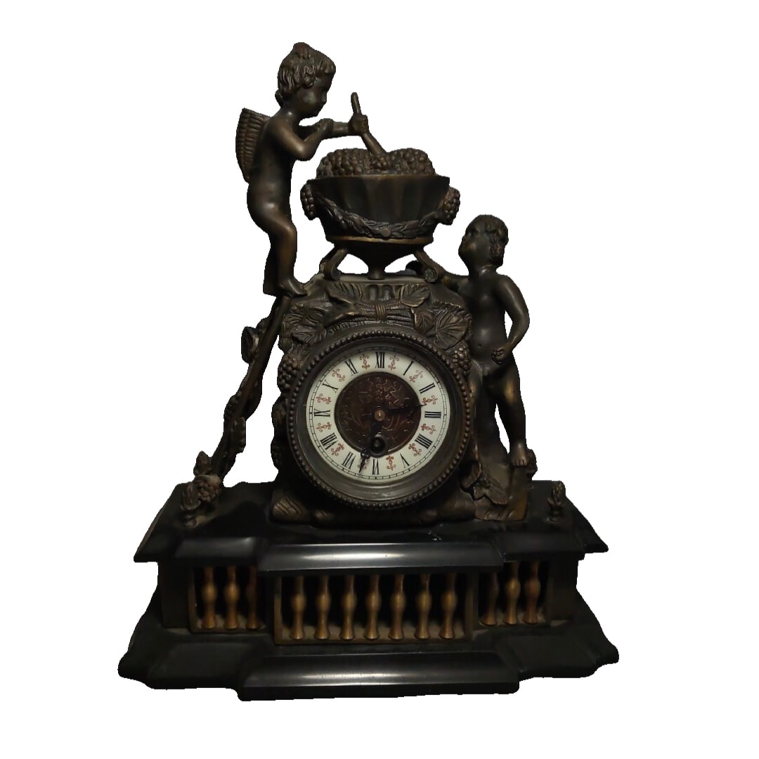 An old mechanical watch: One vintage mechanical clock, well-preserved, finely crafted, accurate timekeeping, measuring 36 cm in height, 30 cm in width, and weighing 13 catties.