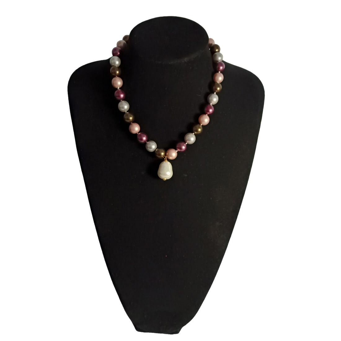 Colorful pearl necklace: Colorful pearl necklace, artificially cultured, well preserved, in perfect condition, with a diameter of 1.2 centimeters and weighing 91 grams.