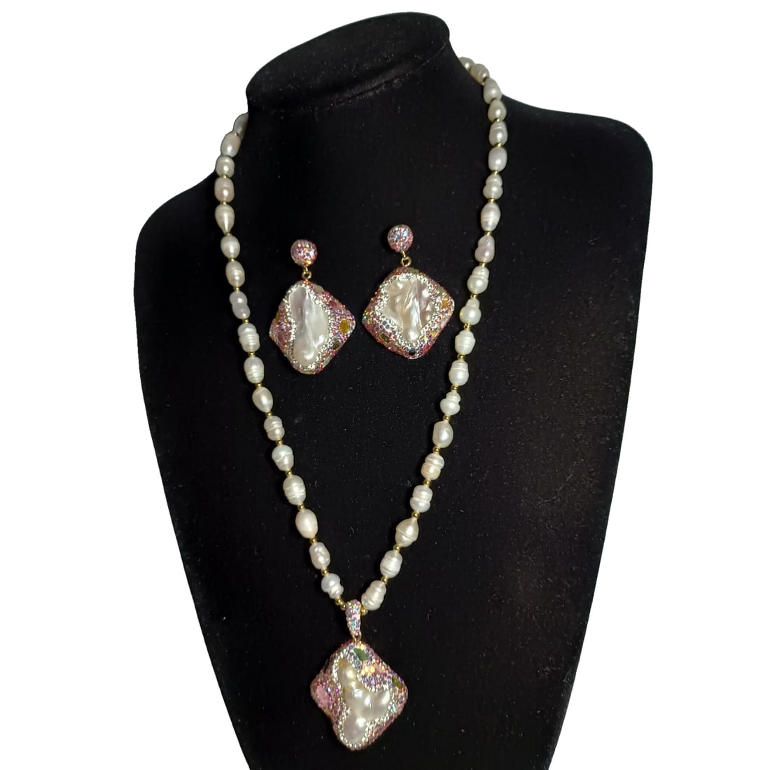 Qing Dynasty pearl necklace, a set of earrings: Qing Dynasty pearl necklace and earrings, well-preserved. The earrings measure 3x2.5 centimeters and weigh 23 grams per pair. The necklace is 58 centimeters long, with pearls measuring 1.5