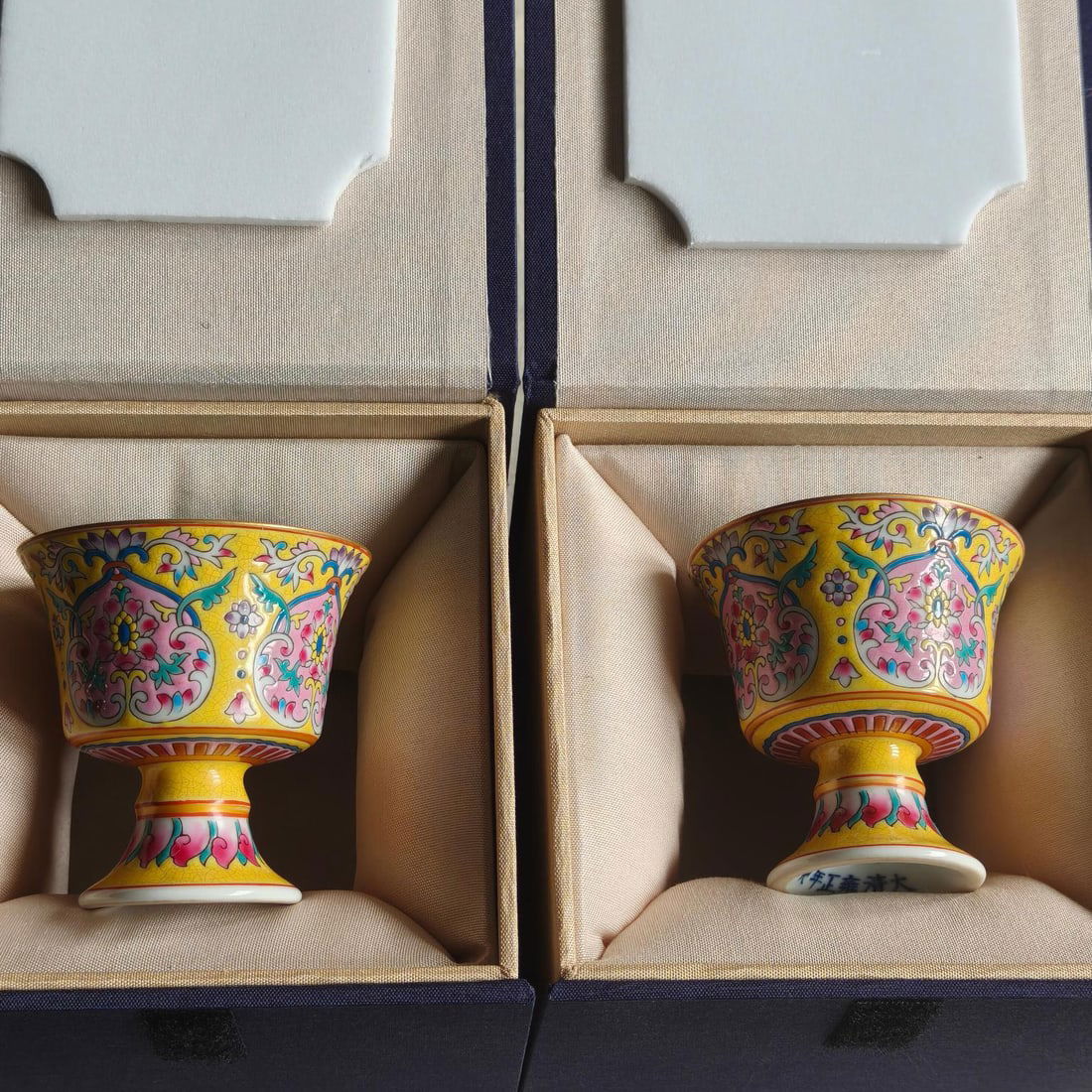 Qing Dynasty Yongzheng Famille Rose Goblet: Qing Dynasty Yongzheng Falangcai high-footed cup, with individual dimensions of 6.4x6 centimeters.
