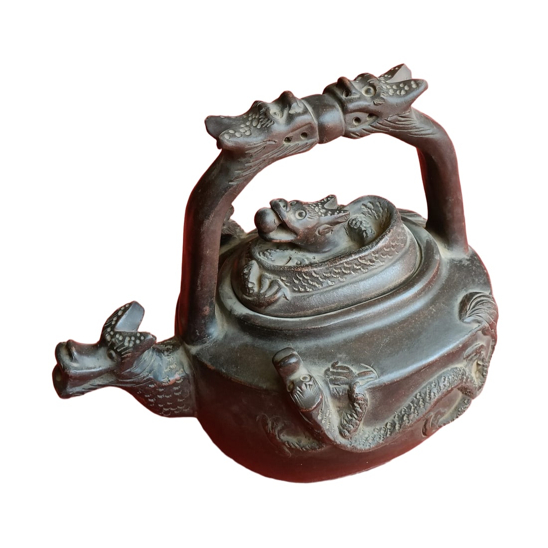 Qing Dynasty large high-relief dragon pot: Qing Dynasty Large High Relief Dragon TeapotExquisite craftsmanship, high relief design, multiple water outlets, well-preserved. 27 cm tall, 30 cm wide.