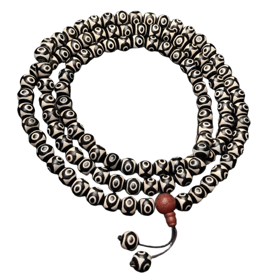 Three-eyed Dzi bead Buddha bead necklace: Three-eyed Dzi bead necklaceSize: 10mm x 108 beadsClear horseshoe pattern, rich patinaThe three-eyed Dzi bead symbolizes the completeness of the Buddha's body, speech, and mind, protection from the