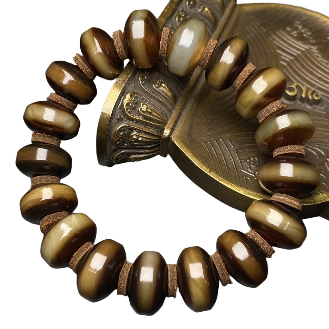 Frontline Pharmacist Bracelet: First-line pharmacist braceletSize: 15x10 mm x 17 beadsClear weathering patterns, mellow patinaA bracelet that can bring good luck and ward off evil, making people feel as calm as a mirror