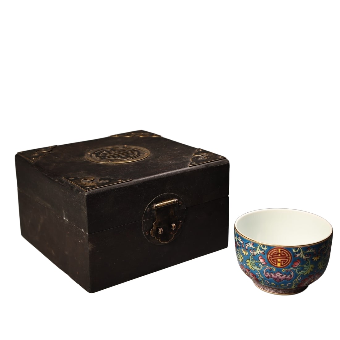 Qianlong period hand-painted enamel and pastel porcelain wine cup and tea bowl from the Qing (1 of 9)