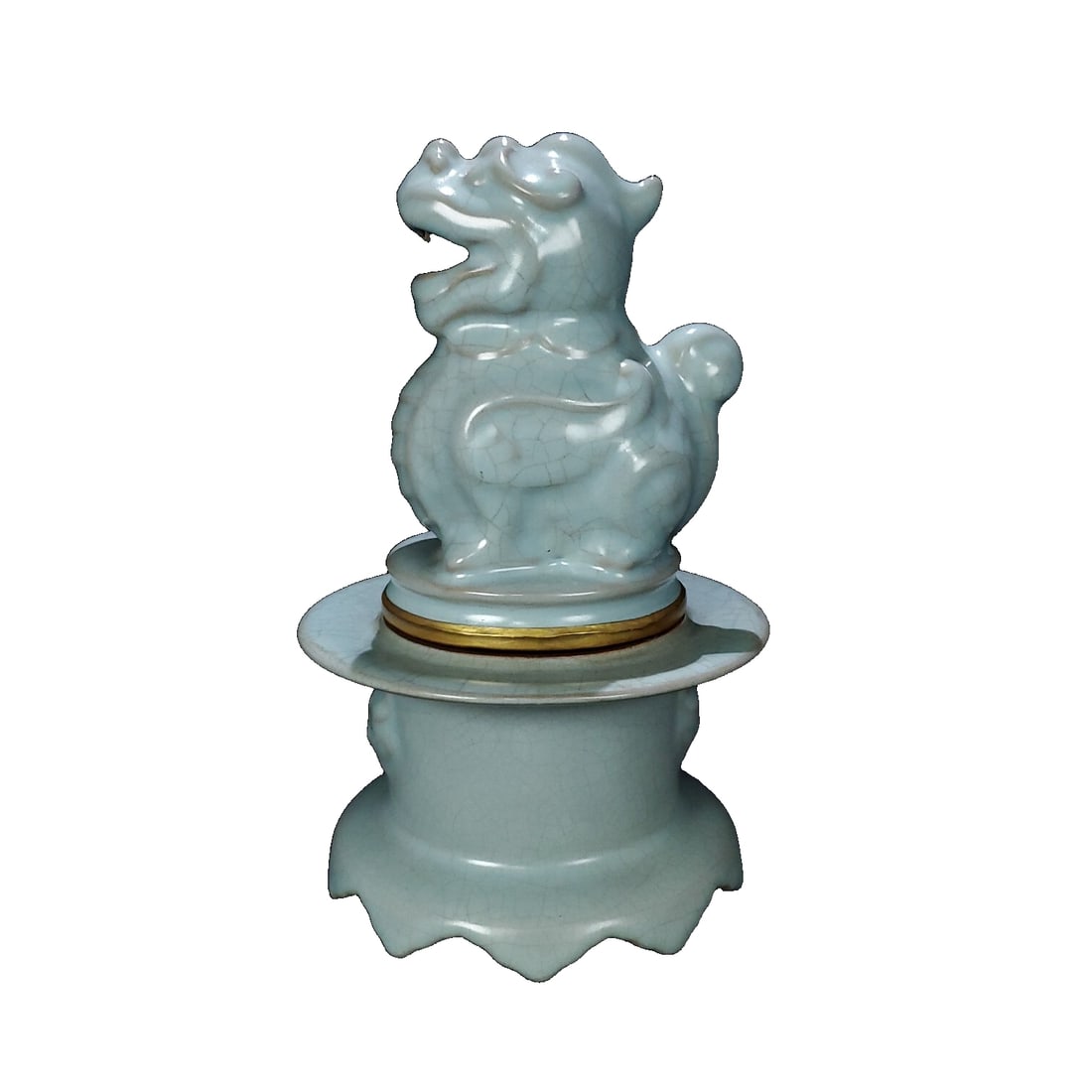 Song Ru kiln "Shou Cheng Hall, Empress Pavilion" gold-plated auspicious beast incense burner.: This Song Dynasty Ru kiln incense burner stands 21 centimeters tall with a mouth diameter of 13.2 centimeters. It features an elegant design, with the body of the burner resembling the petals of a