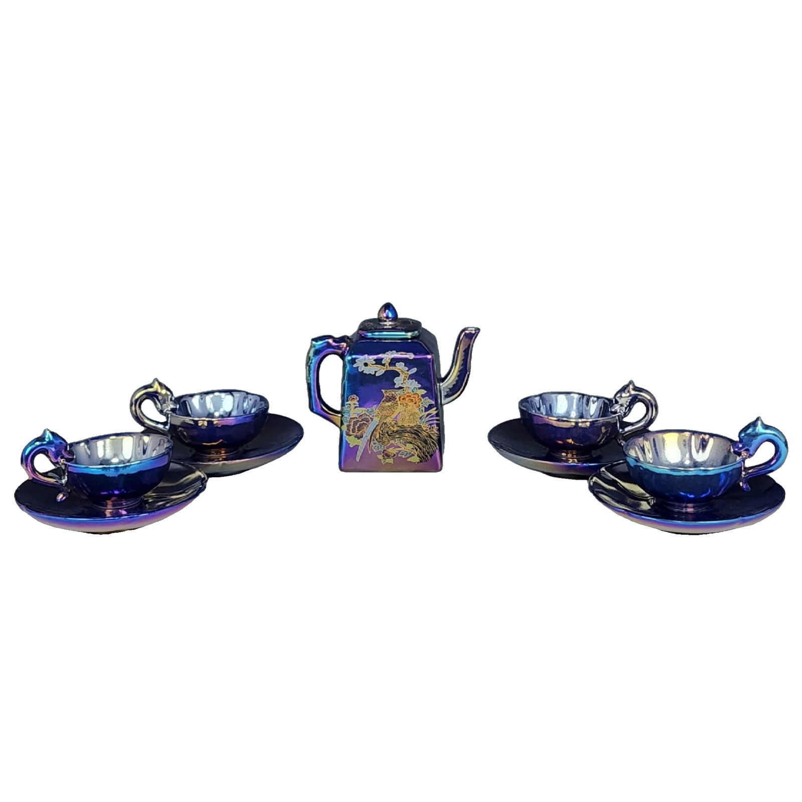 Song Ru kiln - Qing Dynasty colored and gilded brocade chicken tea set: This tea set is made of Ru kiln Ha Li glaze body from the Song Dynasty, with a lustrous and delicate glaze color, presenting a unique beauty of sky blue and purple-blue shimmering; the elegant and