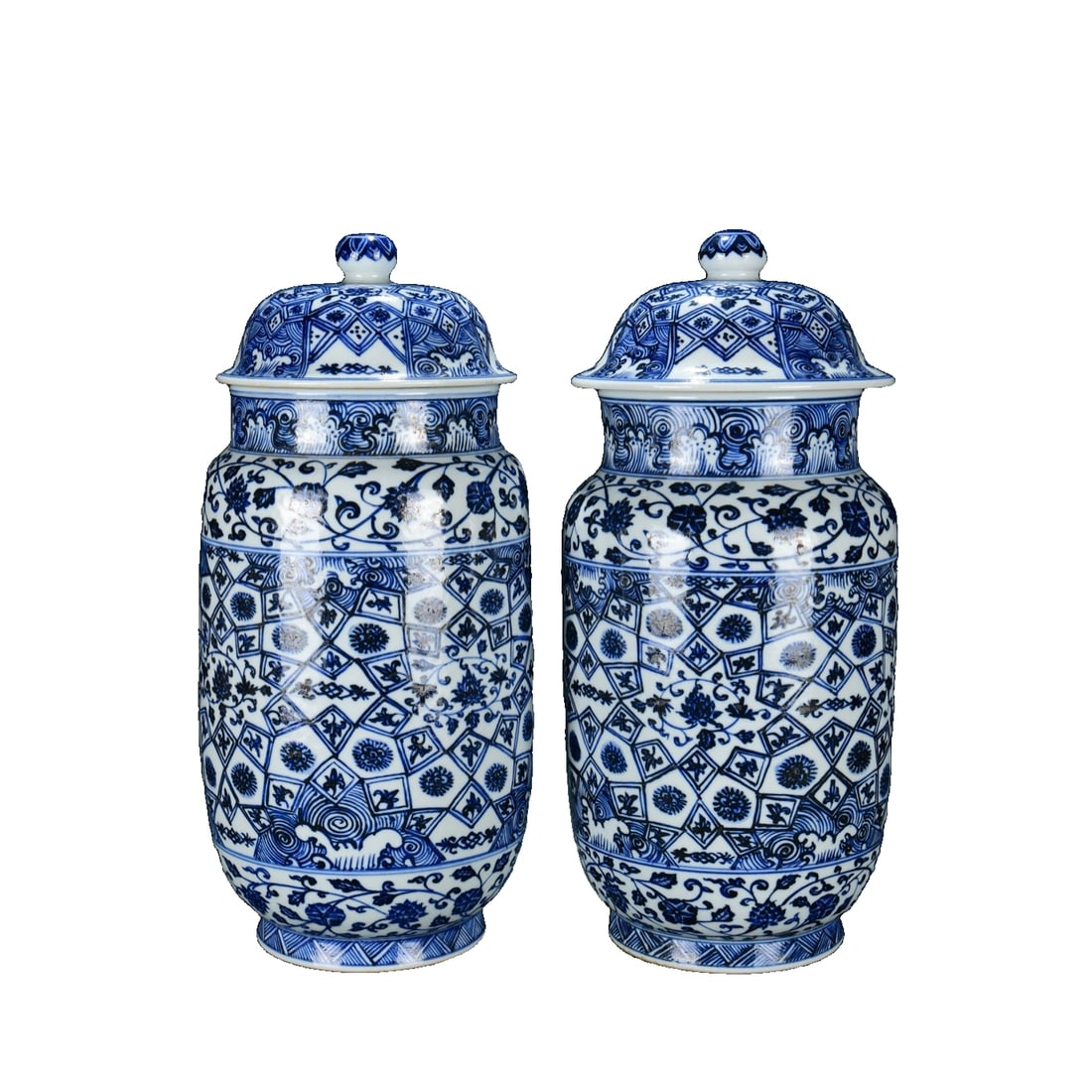 Ming Xuande blue and white pair of covered jars: This lidded jar is a blue and white porcelain piece from the Xuande period of the Ming Dynasty. It has a dignified and heavy bottle shape, measuring 37 cm in height and 16 cm in width, with a well-pro