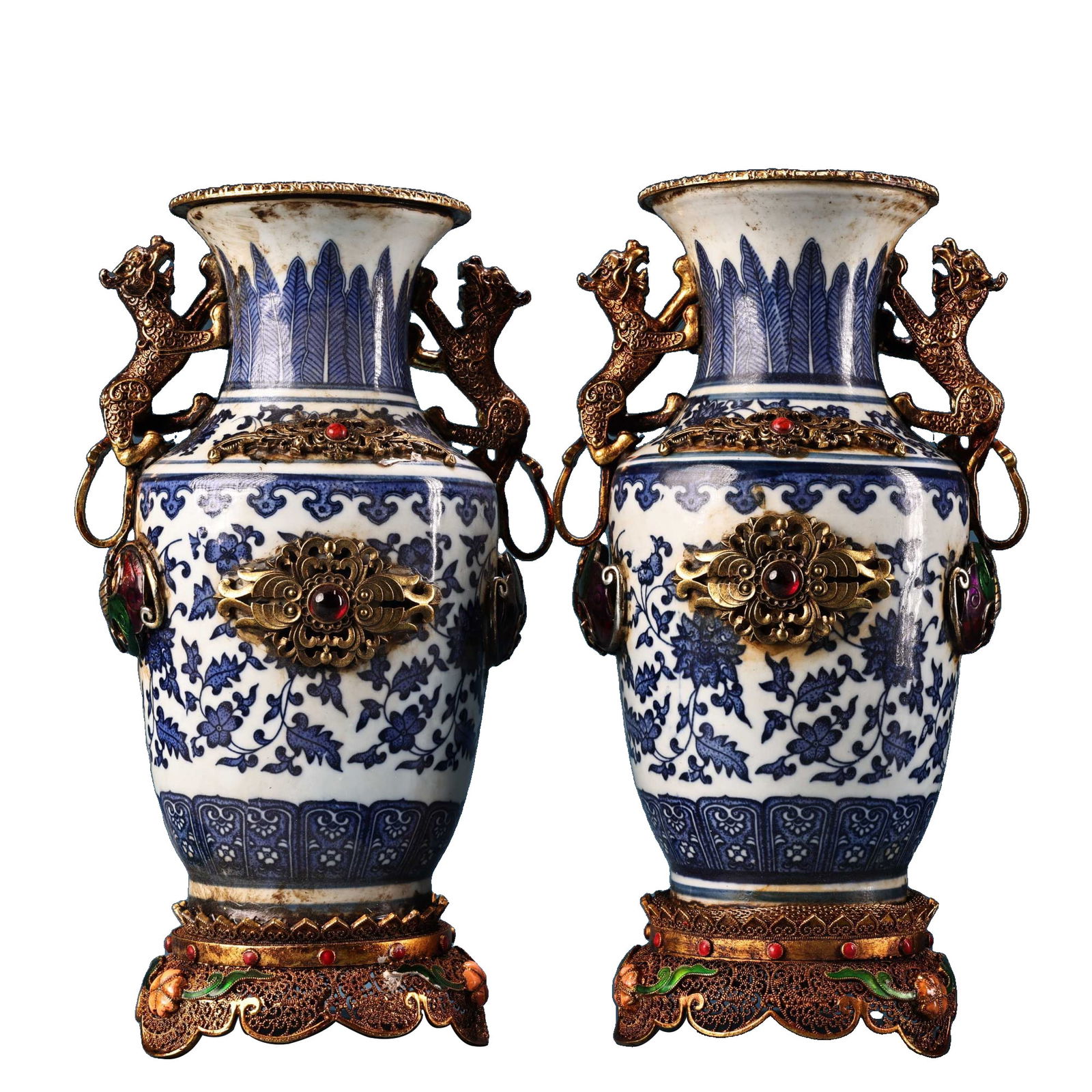A pair of porcelain vases with gold filigree craftsmanship.: A pair of porcelain vases with gold thread craftsmanship.Exquisite workmanship, exquisite design.Each weighs 1150 grams, 15 centimeters high, and 14 centimeters wide.