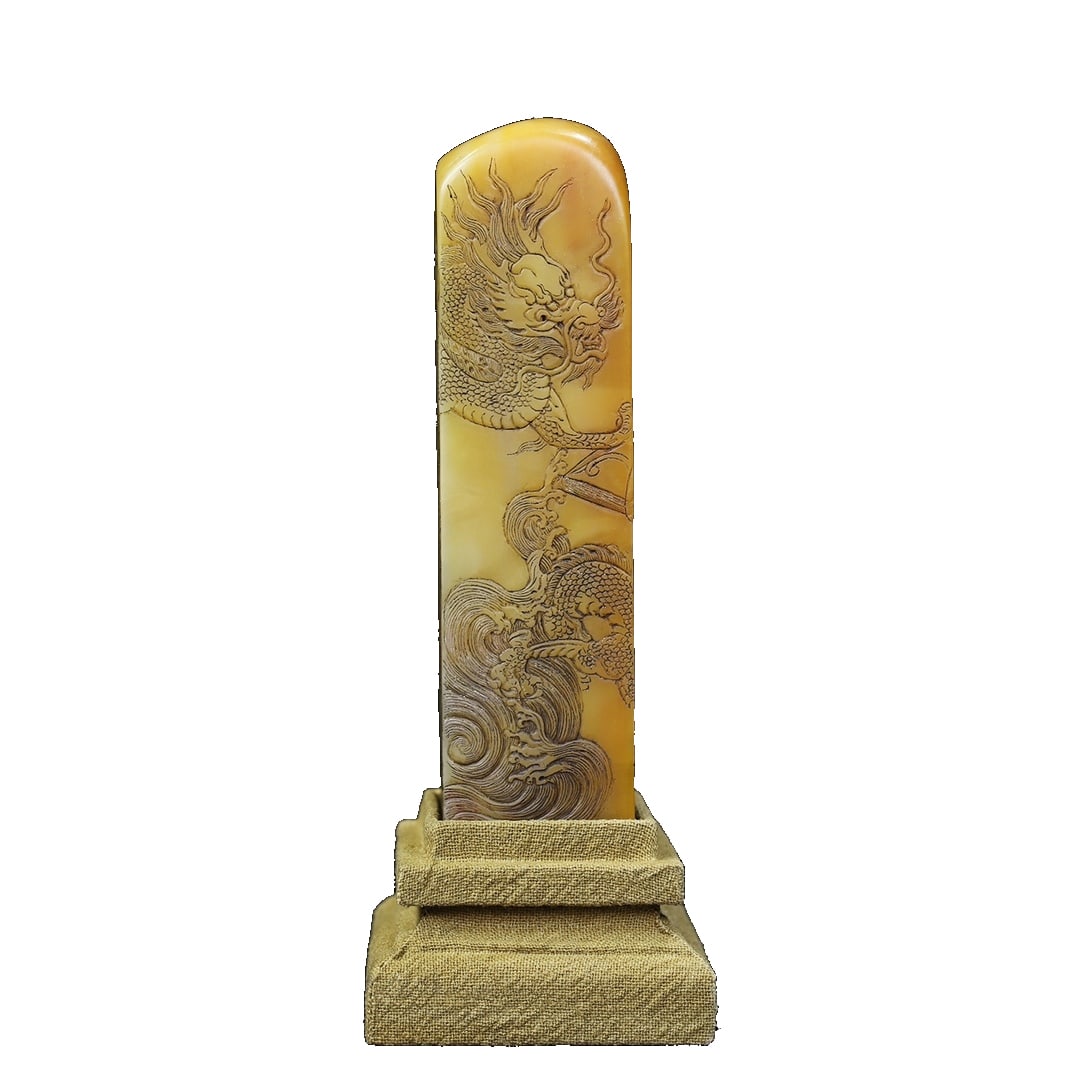 Wooden box with Shoushan stone micro-carving of a dragon soaring over the four seas: A precious wooden box with a Shoushan stone micro-carved dragon soaring over the four seas seal, the seal is 3 cm long, 3 cm wide, and 10.5 cm high, with a net weight of 219 grams.
