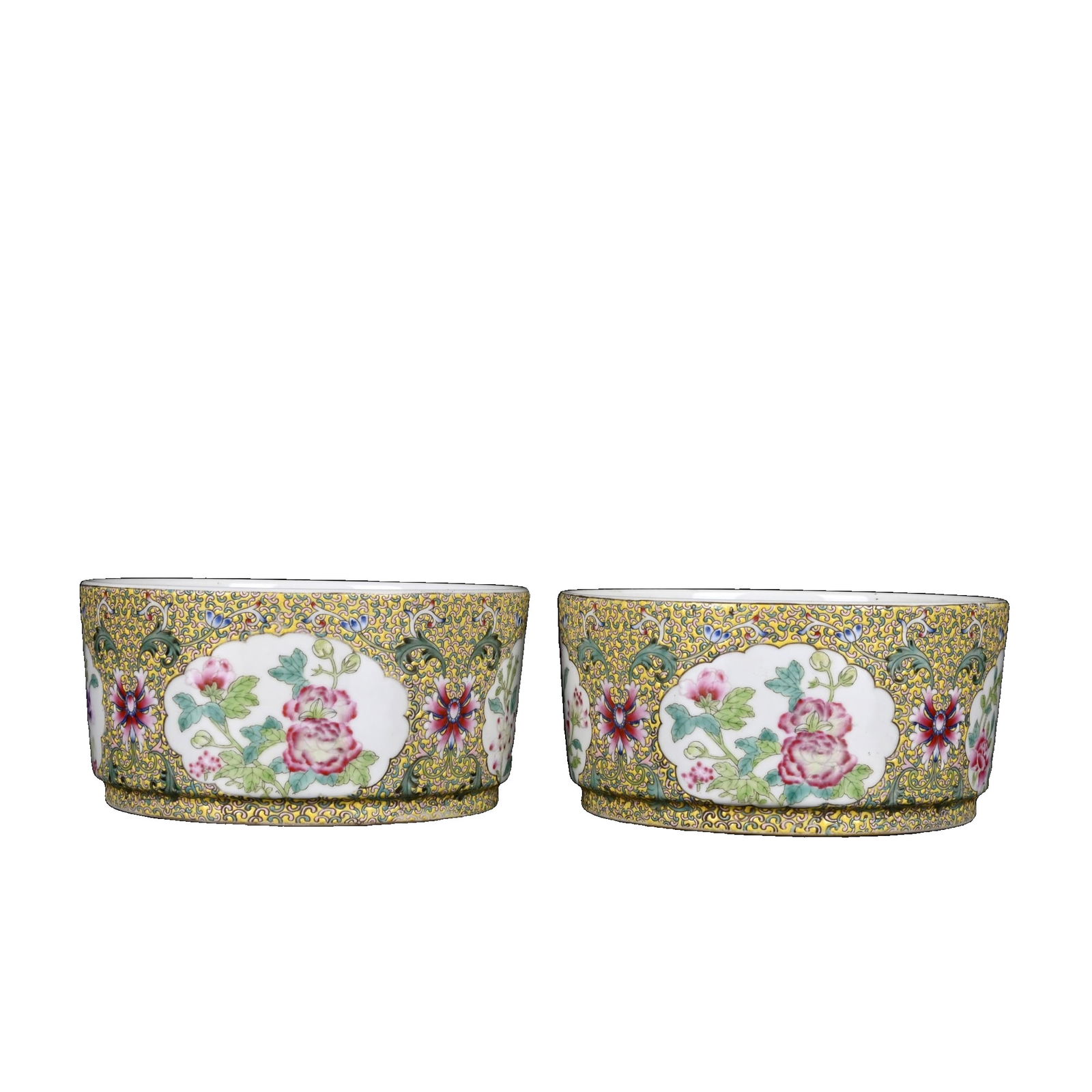 Qing Yongzheng famille rose enamel floral pattern brush washer: This Qing Dynasty Yongzheng famille-rose pen washer features a cylindrical shape with clean and smooth lines, measuring 7*14.5 centimeters, and proportionally symmetrical. The body of the pen washer