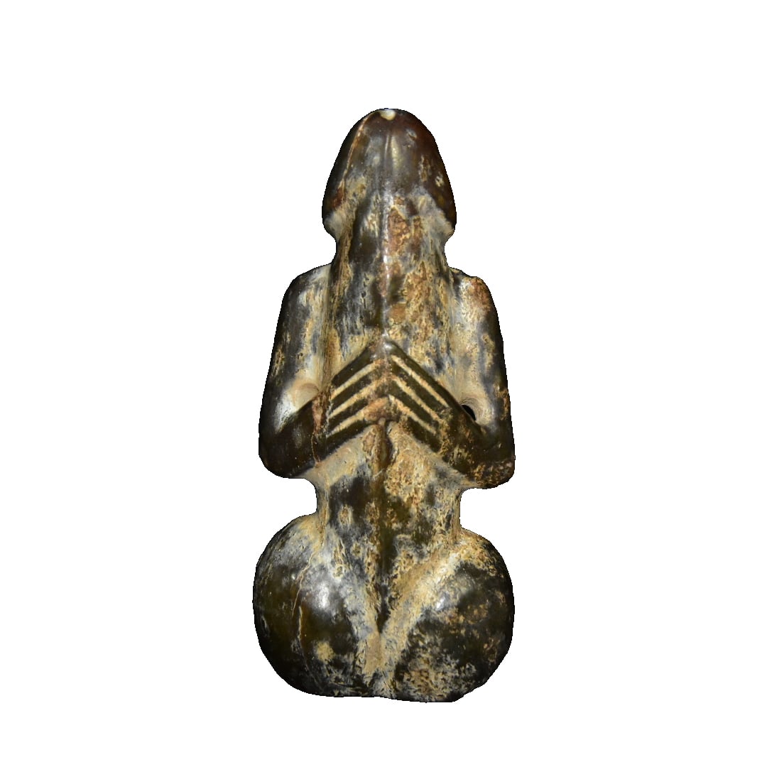 Old Yulong Root: This is an old jade dragon root, shaped like a dragon with a full and compact body, smooth and dynamic lines. The delicate carving on the ornament shows clear dragon scale textures, reflecting the pro