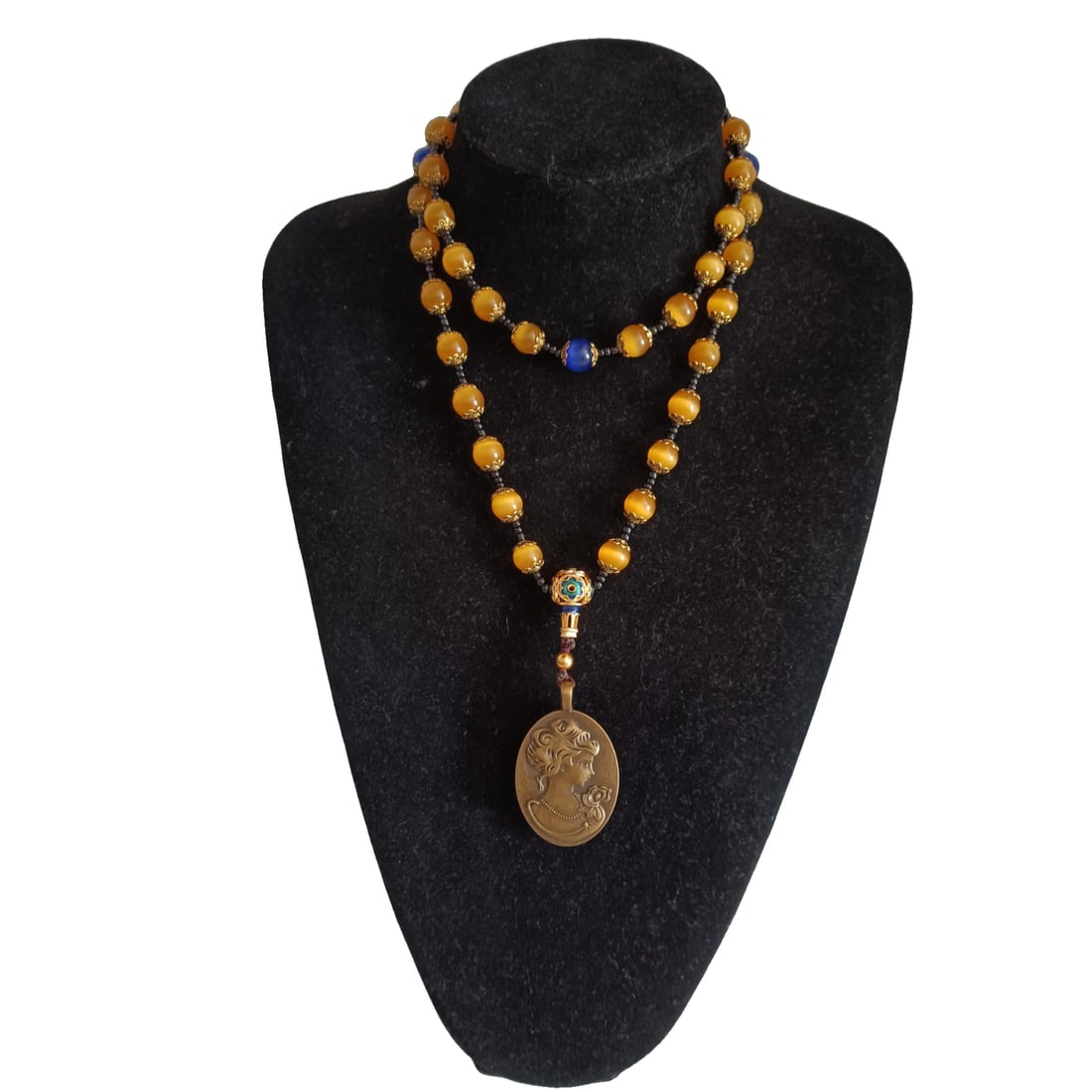 Cat's eye stone necklace: Old Tibetan cat's eye stone necklace, in perfect condition, with beads measuring 0.9 centimeters in diameter, total length of 65 centimeters, and weighing 98 grams.