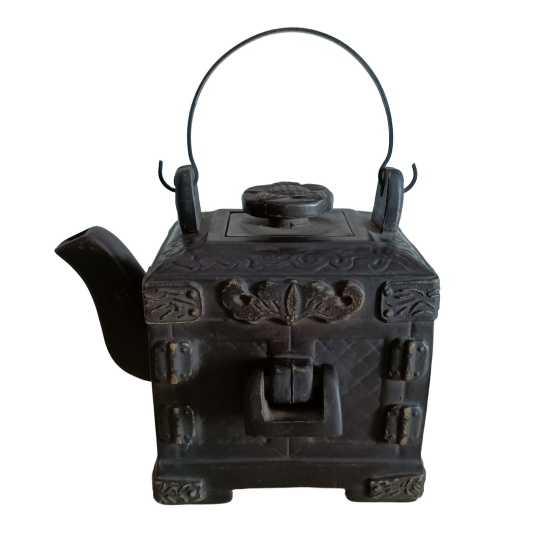 Qing Dynasty lock-shaped purple clay teapot: Qing Dynasty purple clay teapot with lock, well-preserved, 16x15cm.
