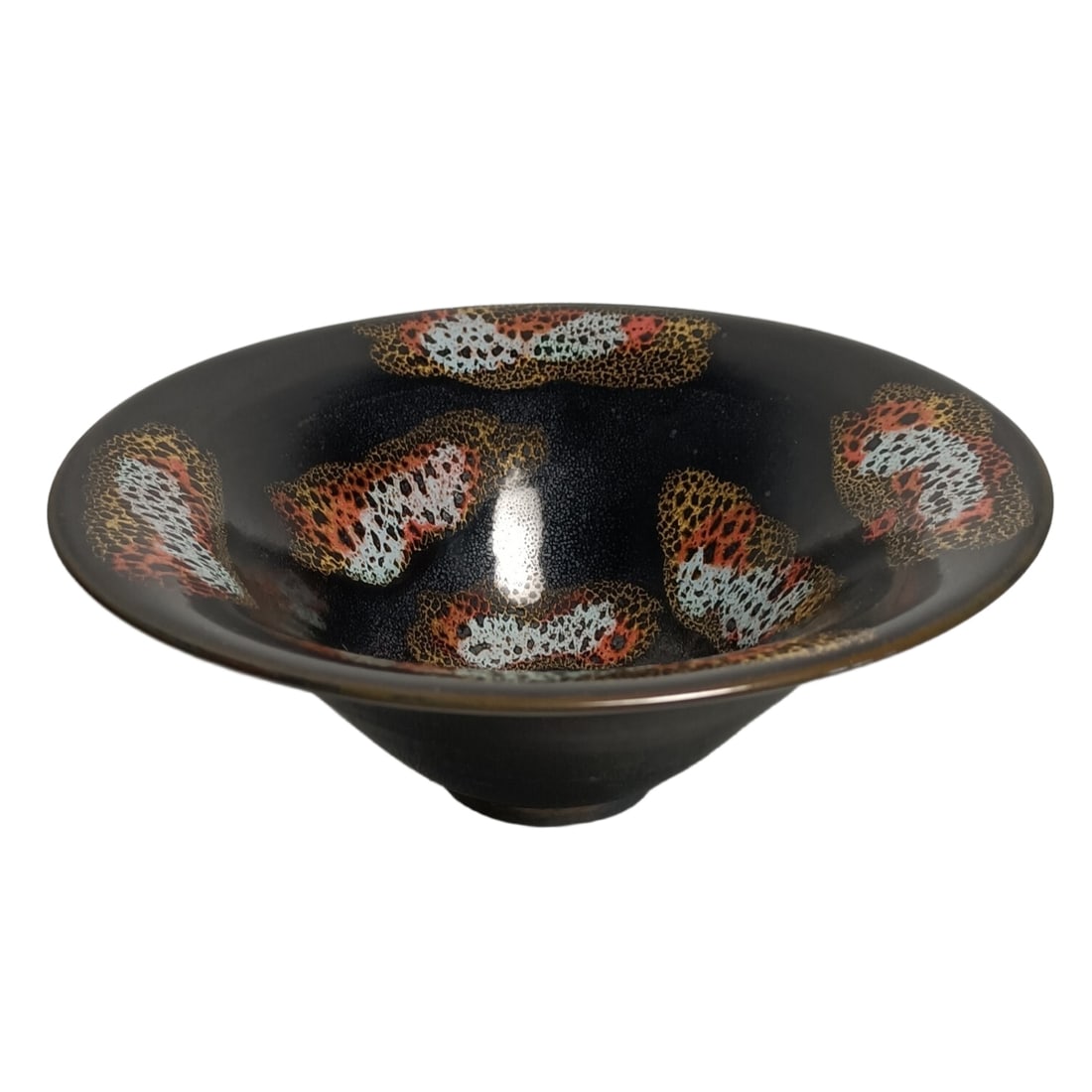One black-glazed antique bowl.: One black-glazed antique bowl, well-preserved, finely crafted, 7 cm in height and 19 cm in diameter.