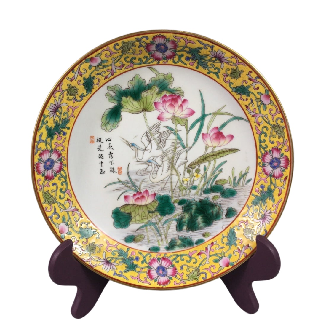 Qing Yongzheng famille rose gilt plate: Qing Yongzheng famille rose gilt plate, with a well-proportioned shape, vibrant colors, pure glaze, smooth glaze surface, detailed painting, well-preserved, and in the condition as shown in the