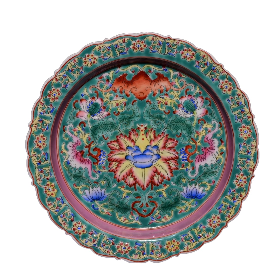 Qing Dynasty Yongzheng period famille rose longevity plate: This is a Qing Dynasty Qianlong period famille rose decorative plate. The shape of the plate is shallow-lipped and deep-bellied, with a sculpted wavy edge that is elegant and orderly. The main