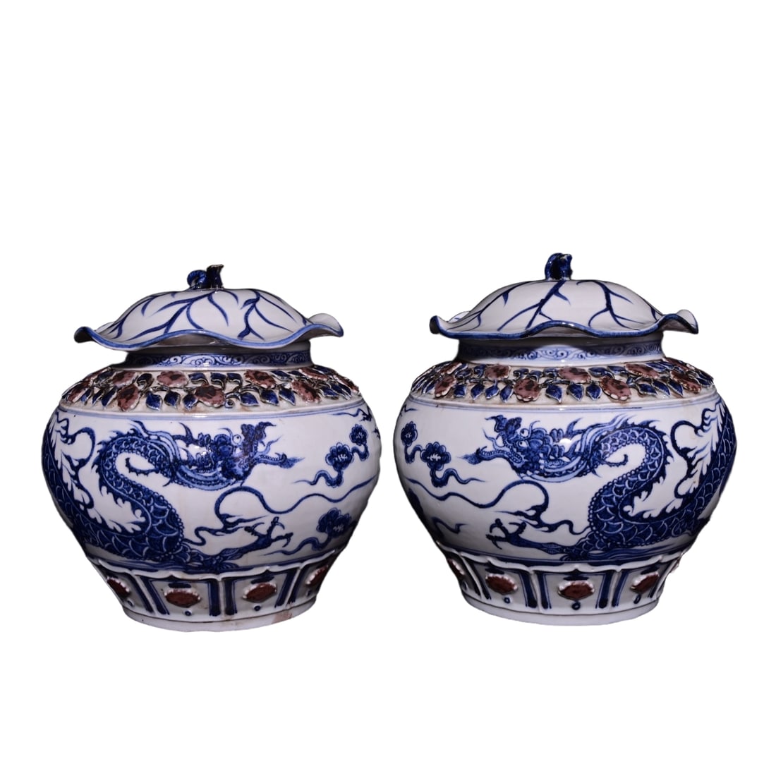Blue and white glazed jar with red dragon design and lotus leaf lid.: This blue and white porcelain jar with underglaze red decoration features a dragon motif and lotus leaf lid. It measures 26×26 centimeters in height and width, with a dignified and full-bodied