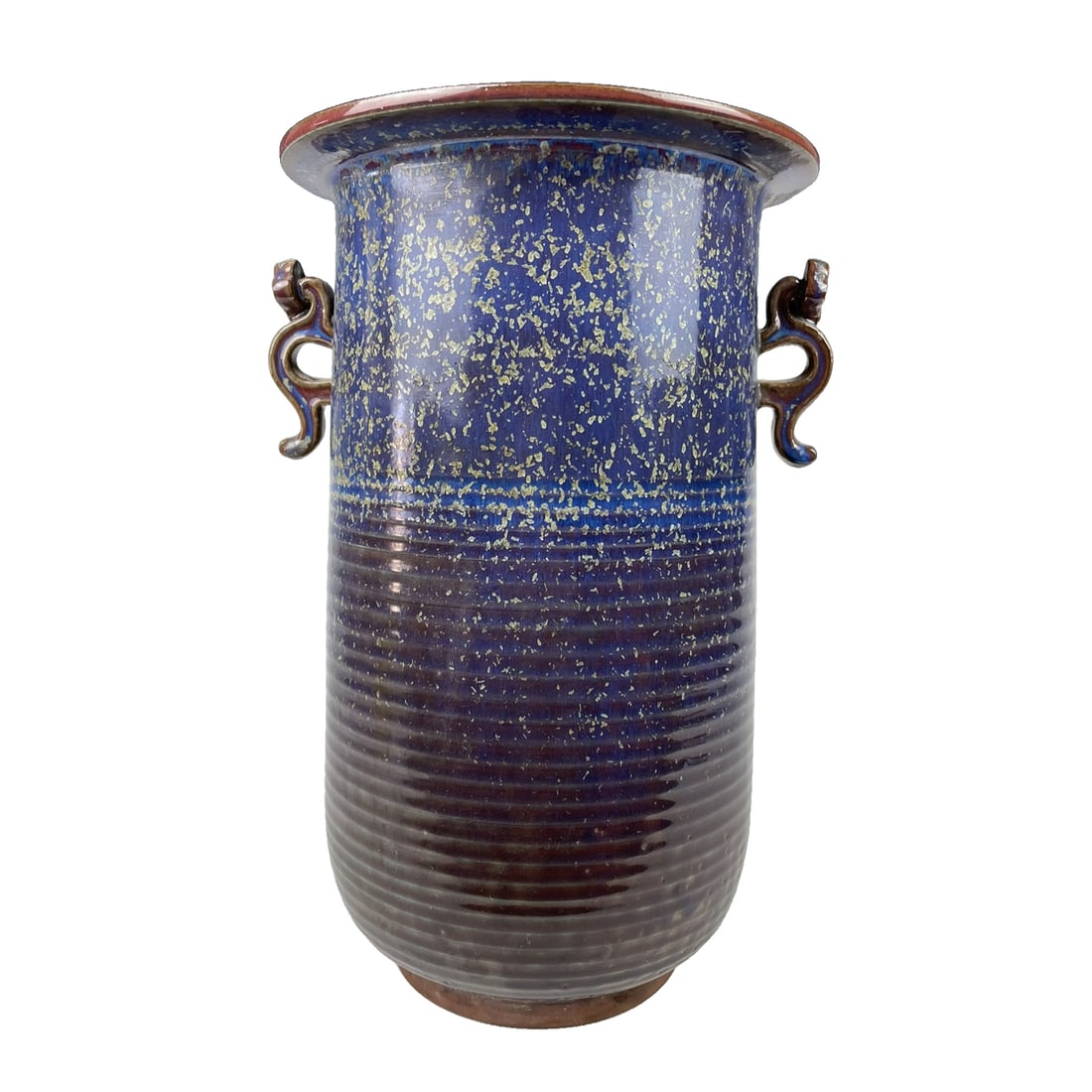 Laojun kiln pen holder: This Jun ware pen holder has a dignified and regular shape, cylindrical in form with a slightly open mouth, featuring smooth and natural lines. The glaze color is the typical Jun ware blue, displaying