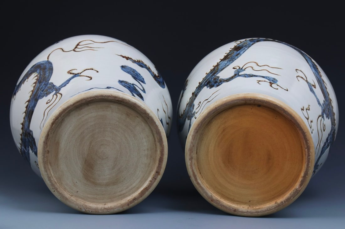 A pair of Yuan Dynasty blue and white generals' jars with underglaze red dragon design. - 10