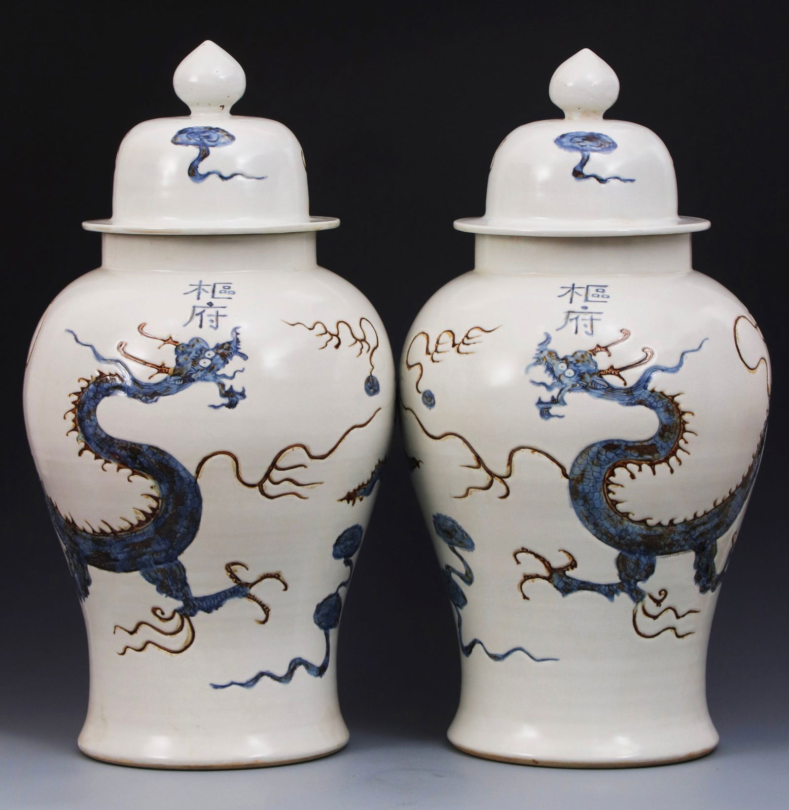 A pair of Yuan Dynasty blue and white generals' jars with underglaze red dragon design. - 2