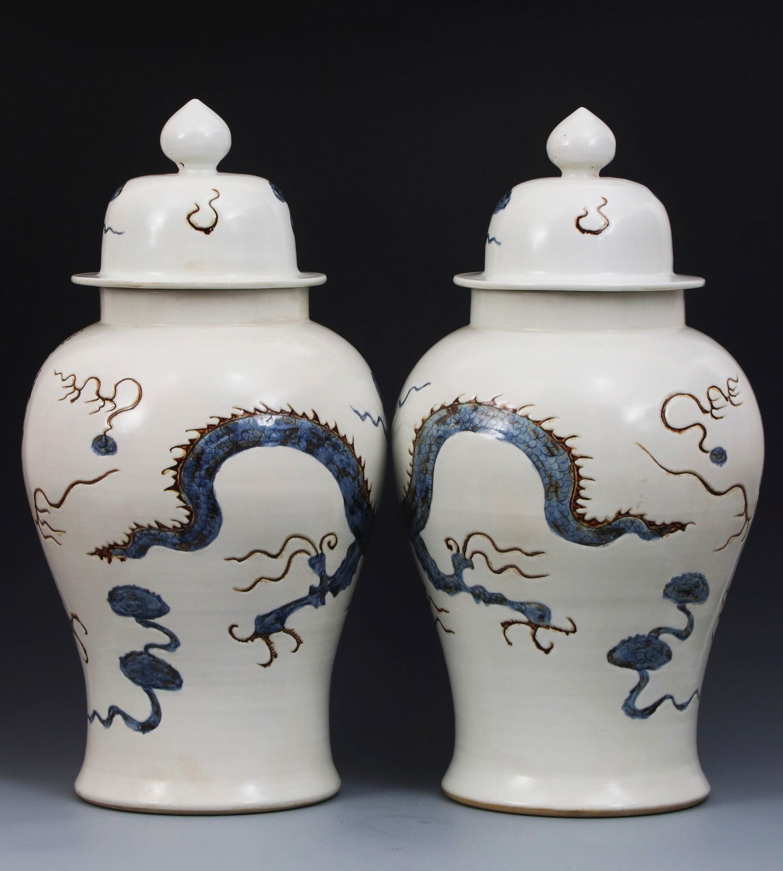 A pair of Yuan Dynasty blue and white generals' jars with underglaze red dragon design. - 4