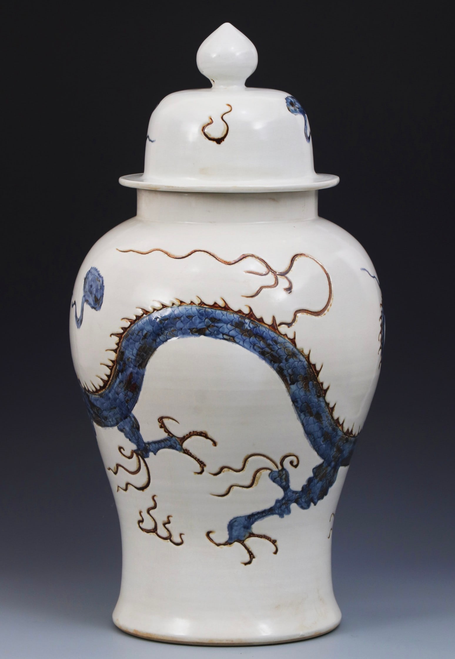 A pair of Yuan Dynasty blue and white generals' jars with underglaze red dragon design. - 8