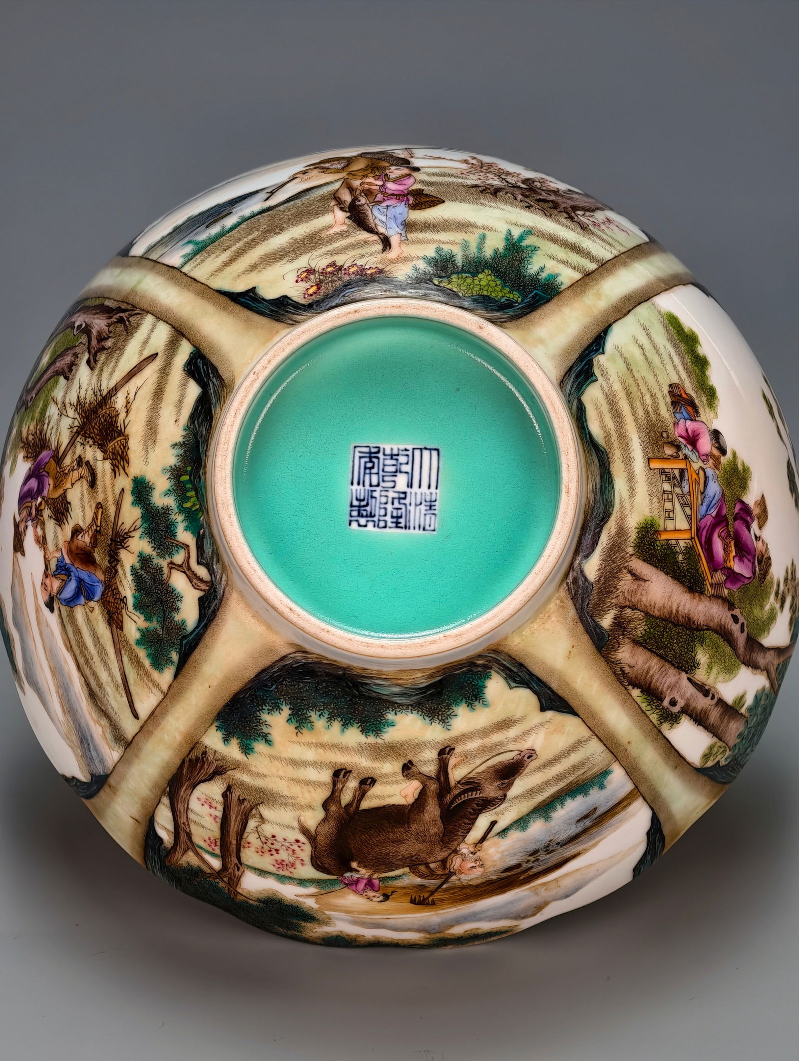 Qianlong period, Qing Dynasty, famille rose figure bowl with petal-shaped mouth. - 10